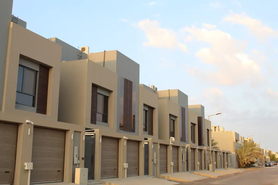 Villa fronts and private garages on the street